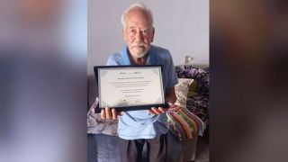 Aposentado conhecido como “Terror do INSS” recebe placa de homenagem do governo federal