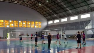 Começaram as aulas da escolinha de vôlei