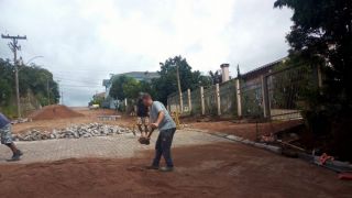 Continuam os trabalhos de pavimentação da Rua 1º de Janeiro