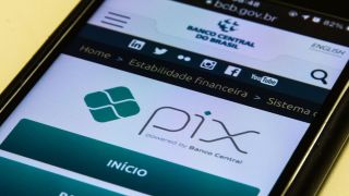 Honestidade: diarista devolve mais de R$ 16 mil que recebeu por engano após jovem fazer Pix errado