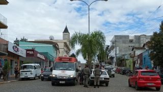 Motorista se perde ao dobrar em esquina e acaba batendo em coqueiro no centro de Dom Feliciano