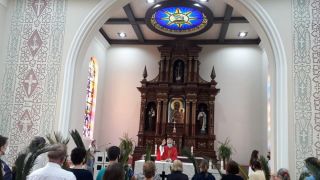 Fiéis caminham pela Paixão de Cristo em Dom Feliciano