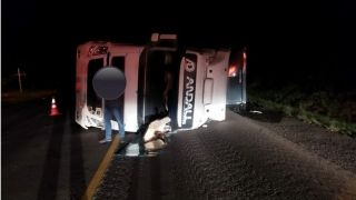 Caminhão que transportava cervejas tomba na RSC-287 em Santa Cruz