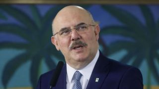 Arma do ex-ministro da Educação Milton Ribeiro dispara acidentalmente no aeroporto de Brasília; funcionária é ferida com estilhaços