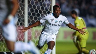 Grêmio vence o Operário e chega ao G4