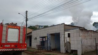 Incêndio mobiliza bombeiros em Camaquã na tarde desta segunda