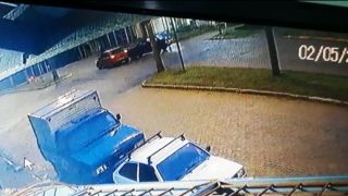 VÍDEO: Câmera flagra momento em que um veículo bate em outro ao fazer a conversão e sai sem prestar esclarecimentos