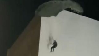 Homem salta de paraquedas de terraço de hotel em Porto Alegre