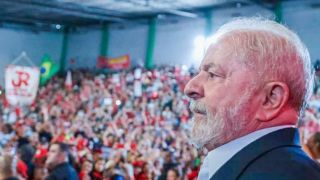 “Parem de tentar privatizar nossas empresas públicas”, diz Lula
