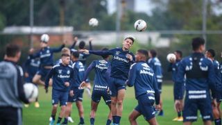 Com foco no confronto deste domingo com o Vila Nova, jogadores do Grêmio voltam a treinar