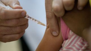 Apenas três em dez crianças brasileiras já se vacinaram contra o sarampo em 2022; campanha termina na sexta-feira