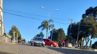 Acidente entre carro e moto aconteceu no centro de Dom Feliciano 