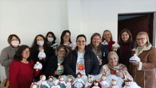 Artesãs participam de oficina de bonecas polonesas