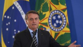Bolsonaro diz que a esquerda “parece obcecada em destruir nossos símbolos nacionais”