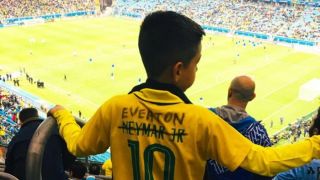 Menino risca nome de Neymar em camisa do Brasil e troca pelo de Everton