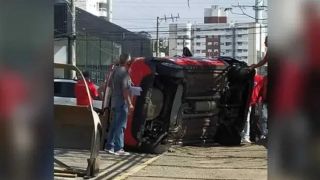 Aluna acelera na baliza e capota carro durante prova de autoescola