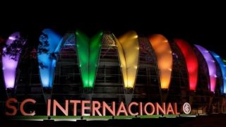 Inter ilumina Beira-Rio com as cores da bandeira LGBT+
