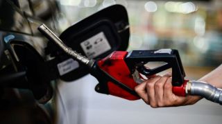 Com novo recuo, gasolina cai ao menor valor desde fevereiro de 2021