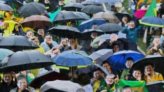Apesar da chuva, manifestantes pró-Moro se reúnem em Porto Alegre