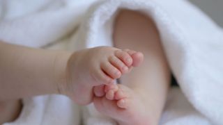 Bebê de 1 ano morre após ser atingido por pneu de trator na Região Central do RS