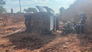 Motorista erra manobra e carro despenca em canteiro de obras