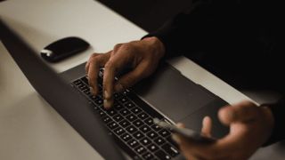 Nova lei regulamenta teletrabalho e altera regras do auxílio-alimentação