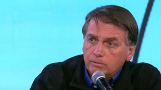 Bolsonaro diz que “deu uma aloprada” e “perdeu a linha” na pandemia ao dizer que não era coveiro