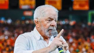 Sob forte esquema de segurança, Lula participa de ato político no Centro de Porto Alegre