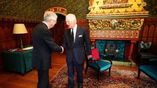 Rei Charles III é vaiado durante visita ao País de Gales
