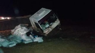 Acidente entre carreta e camionete deixa mulher ferida na BR-116 em Camaquã