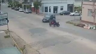 Carro e moto colidem no centro de Camaquã