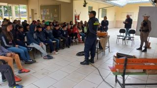 Patrulha Maria da Penha e Divisão de Trânsito realizam palestra para alunos em Camaquã