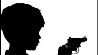 Criança de 3 anos pega a arma do pai e atira na cabeça do irmão gêmeo