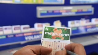 Mega-Sena acumula e vai a 300 milhões de reais, um dos maiores prêmios da história