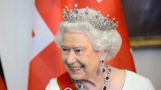 Rainha Elizabeth II morreu de “velhice”, mostra atestado de óbito