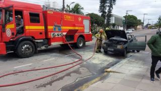 Incêndio destrói parte de carro no Centro de Camaquã