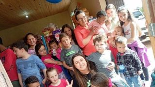 Família do interior de Dom Feliciano realiza festinha para crianças da vizinhança na Picada Grande
