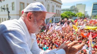 “Bolsonaro vai colocar a faixa de presidente no meu pescoço”, diz Lula em Recife