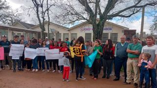 Comunidades protestam contra o fechamento de escolas em Camaquã