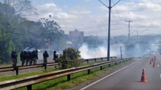 Tropa de Choque da Polícia Rodoviária Federal desbloqueia rodovias no Rio Grande do Sul