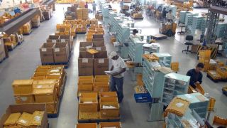 Correios vão leiloar 175 mil bens não entregues aos destinatários; saiba como participar
