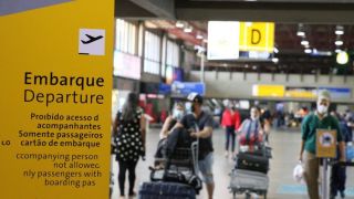 Uso de máscara volta a ser obrigatório em aviões e aeroportos brasileiros a partir desta sexta-feira