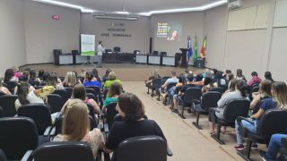 Sicredi Dom Feliciano realizou palestra com o assunto "Atendimento inteligente para o novo comportamento do consumidor" na Câmara dos Vereadores.