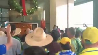 Manifestantes protestam em frente a hotel onde Lula está hospedado