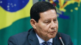 Mourão diz que Bolsonaro deve “estufar o peito, erguer a cabeça e se mostrar como líder da oposição”