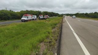 Idoso morre após carro sair da pista e capotar na BR-116, em Barra do Ribeiro