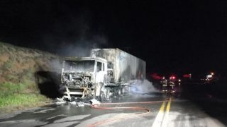 Caminhão pega fogo na BR-116, na divisa entre Guaíba e Barra do Ribeiro