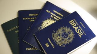 Fila de espera para emissão de passaportes no Brasil chega a ter 100 mil pessoas