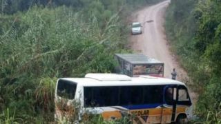 Ônibus escolar e caminhão se envolvem em acidente em Cerro Grande do Sul