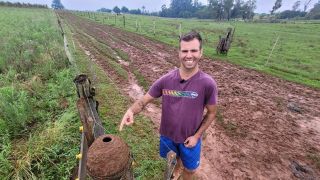 Formato de ninho de joão-de-barro chama a atenção no interior; biólogo explica